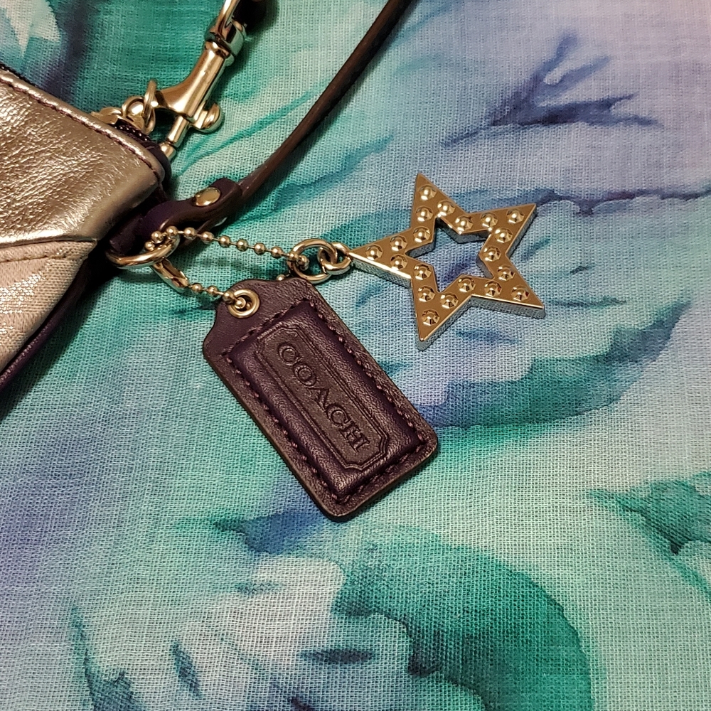 🌠 Coach Wristlet with Star Charm - Picture 3 of 8
